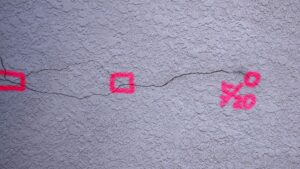 外壁のクラックにマーキングを行う